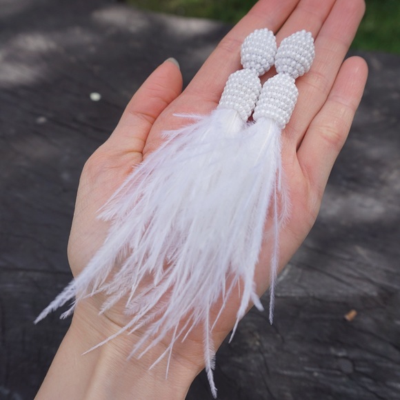 Statement earrings from Colombia made with the Miyuki technique and feathers. - Picture 2 of 3